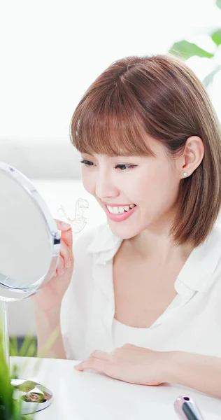 Schöne Frau Sieht Ihre Schönen Zähne Glücklich Den Spiegel Nachdem — Stockfoto