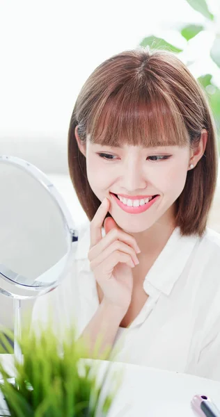 Mulher Beleza Olhar Seu Belo Rosto Dentes Espelho Feliz — Fotografia de Stock