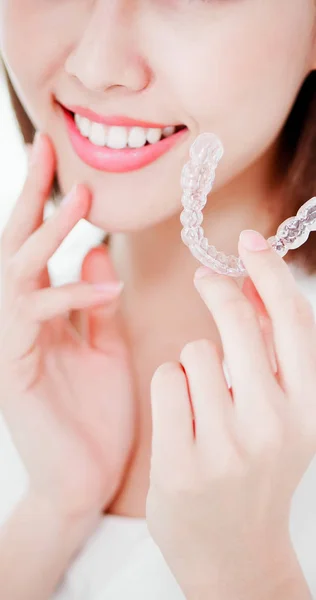 健康歯と目に見えないかっこする美容女性笑顔のクローズ アップ — ストック写真
