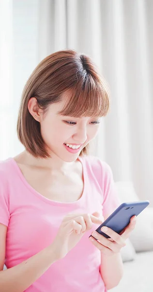 Jovem Mulher Usar Telefone Inteligente Feliz Casa — Fotografia de Stock