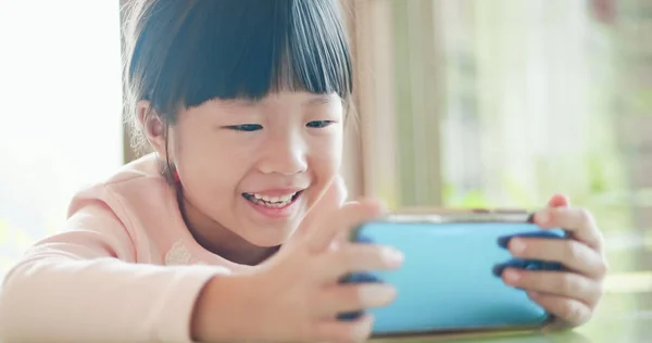 Šťastná Dívka Videu Nebo Mobilní Hru Hrát Chytrého Telefonu — Stock fotografie