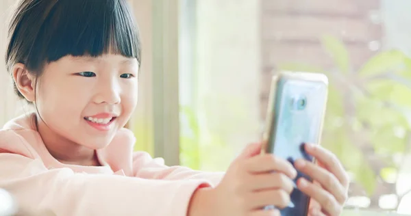 Menina Jovem Usar Telefone Inteligente Feliz Interior — Fotografia de Stock
