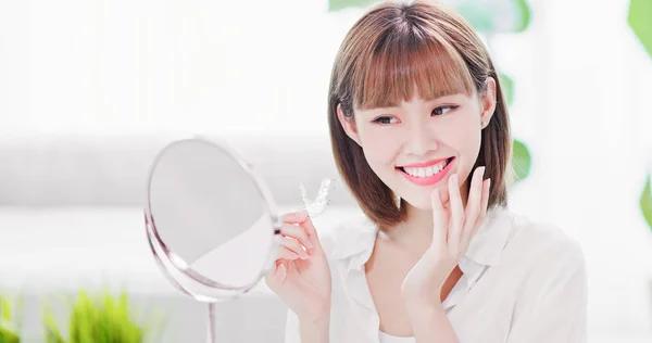 Bellezza Donna Guardare Suoi Bellissimi Denti Allo Specchio Felicemente Dopo — Foto Stock