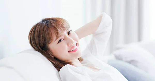 Young Woman Feel Carefree Smile You Home — Stock Photo, Image