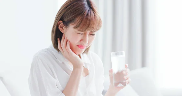 Frau Trinkt Kaltes Wasser Mit Empfindlichen Zähnen Und Empfindet Schmerzen — Stockfoto