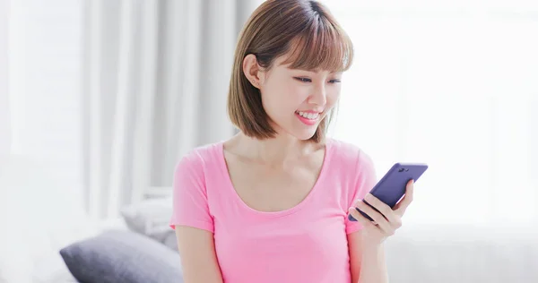 Mladá Žena Použít Chytrý Telefon Šťastně Doma — Stock fotografie
