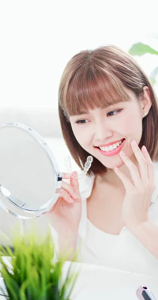 Krása Ženy Její Krásné Zuby Zrcadla Šťastně Vzletu Neviditelná Rovnátka — Stock fotografie
