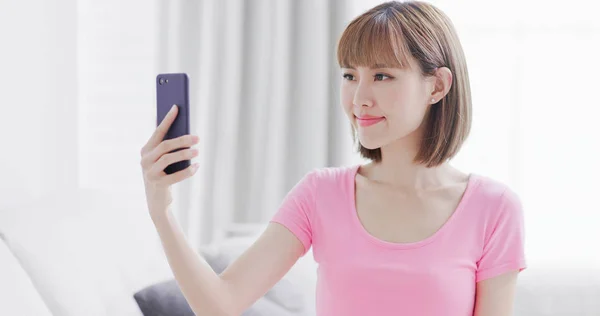 여성은 실내에서 인식을 방법으로 스마트폰을 — 스톡 사진