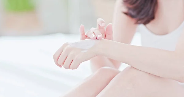 Junge Schönheit Asiatische Frau Anwendung Handcreme Hause — Stockfoto