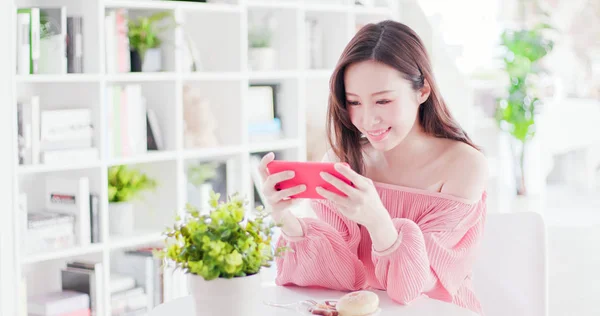 Asiatique Femme Jouer Jeu Mobile Par Téléphone Intelligent Dans Restaurant — Photo