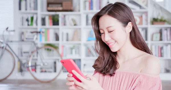 Jovem Mulher Asiática Usar Telefone Inteligente Sentir Feliz Casa — Fotografia de Stock