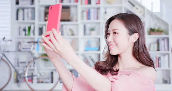 Jovem Mulher Asiática Tirar Uma Selfie Por Telefone Inteligente Casa — Fotografia de Stock