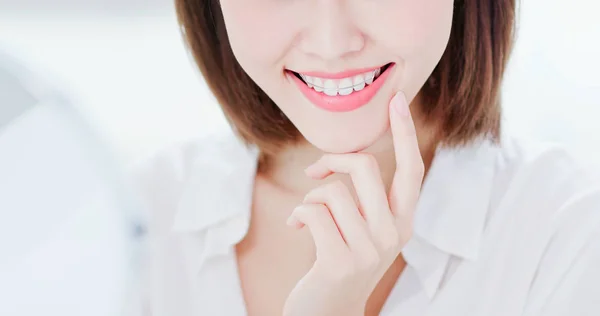 Zbliżenie Piękna Kobieta Zużycie Honorarium Zęby Uśmiech Dla Ciebie — Zdjęcie stockowe