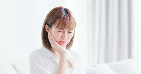 Mujer Infeliz Siente Dolor Sus Dientes — Foto de Stock