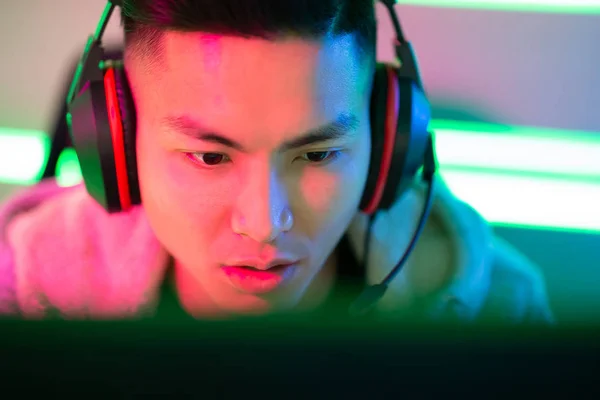 Porträt Eines Jungen Asiatischen Gutaussehenden Profi Spielers Der Einem Online — Stockfoto