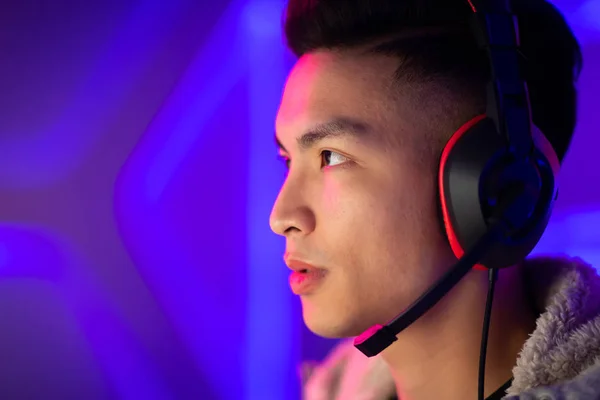 Perfil Young Asian Handsome Pro Gamer Jugar Línea Videojuego — Foto de Stock
