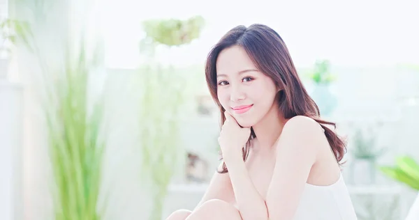 Schönheit Asiatische Hautpflege Frau Lächeln Ihnen Nach Hause — Stockfoto