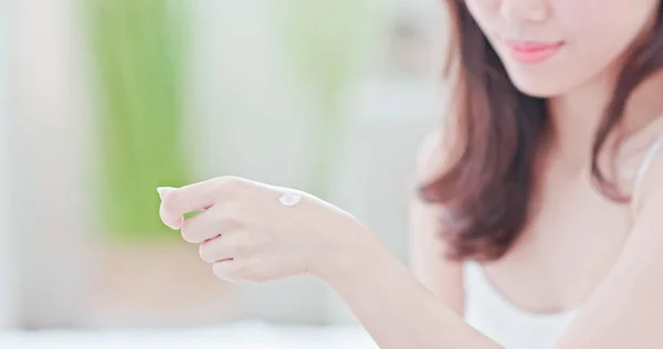 Jovem Beleza Mulher Asiática Aplicando Creme Mão Casa — Fotografia de Stock