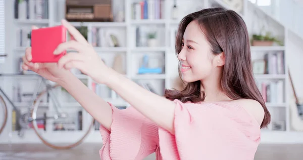 Jovem Mulher Asiática Tirar Uma Selfie Por Telefone Inteligente Casa — Fotografia de Stock