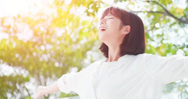 Giovane Donna Sentono Spensierati Prendere Respiro Profondo Alla Natura All — Foto Stock