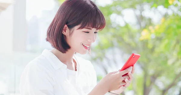 Mujer Joven Utilizar Teléfono Inteligente Felizmente Naturaleza Aire Libre — Foto de Stock