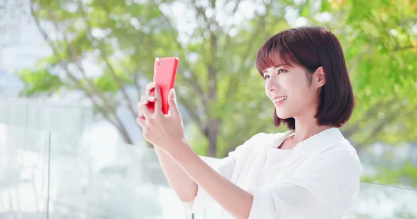 Nuori Nainen Ottaa Selfie Älypuhelimella Luonnossa Ulkona — kuvapankkivalokuva