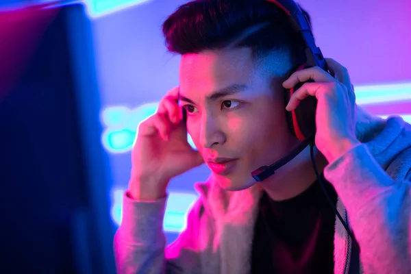 Genç Asyalı Yakışıklı Pro Gamer Giyen Kulaklık Hazır Online Video — Stok fotoğraf