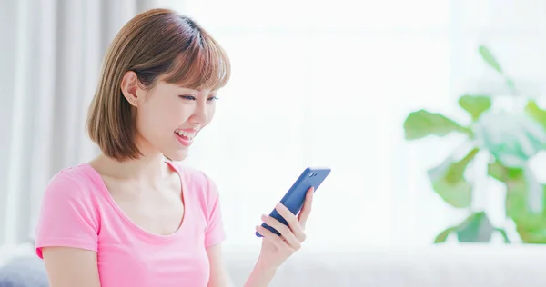 Jovem Mulher Usar Telefone Inteligente Feliz Casa — Fotografia de Stock