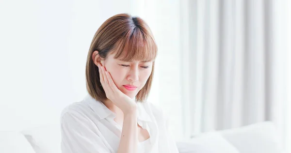 Olycklig Kvinna Känner Smärta Tänderna — Stockfoto