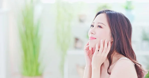Belleza Asiática Cuidado Piel Mujer Sonrisa Usted Casa —  Fotos de Stock