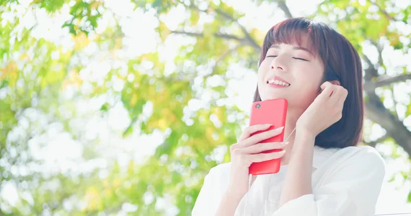 Mujer Joven Disfrutar Música Uso Teléfono Inteligente Naturaleza Aire Libre —  Fotos de Stock