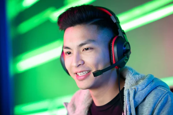 Young Asian Handsome Pro Gamer Live Spiller Online Video Game – stockfoto