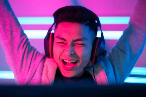 Joven Asiático Guapo Pro Gamer Ganar Línea Videojuegos —  Fotos de Stock