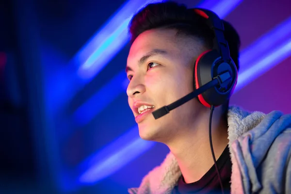 Young Asian Handsome Pro Gamer Live Spiller Online Video Game – stockfoto