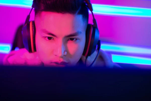 Muotokuva Nuori Aasialainen Komea Pro Gamer Pelaa Online Videopeli — kuvapankkivalokuva