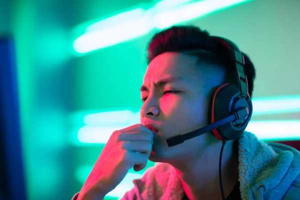Emocionado Enojado Sorprendido Joven Asiático Jugador Jugando Línea Juego Vídeo — Foto de Stock