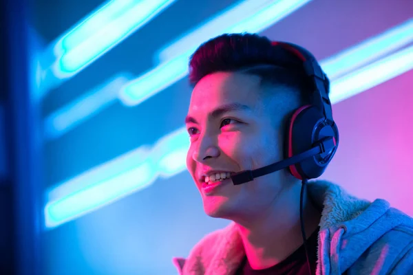 Nuori Aasialainen Komea Pro Gamer Ottaa Live Stream Pelaa Online — kuvapankkivalokuva