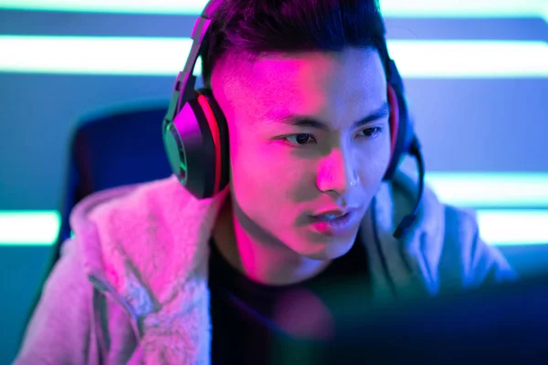 Genç Asyalı Yakışıklı Vlogger Sahip Canlı Akışı Online Video Oyunu — Stok fotoğraf