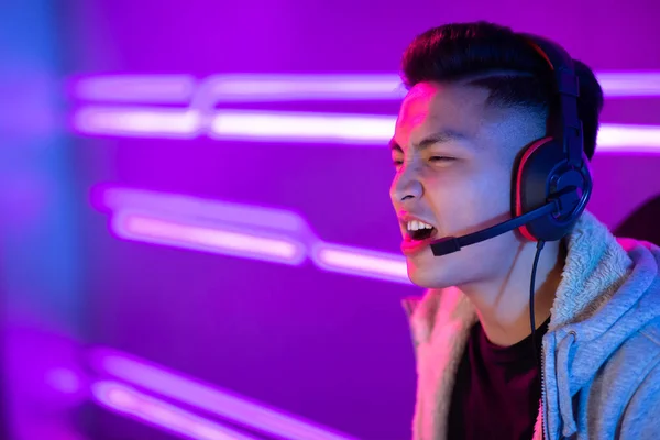 Innoissaan Vihainen Järkyttynyt Nuori Aasialainen Pelaaja Pelaa Online Video Game — kuvapankkivalokuva