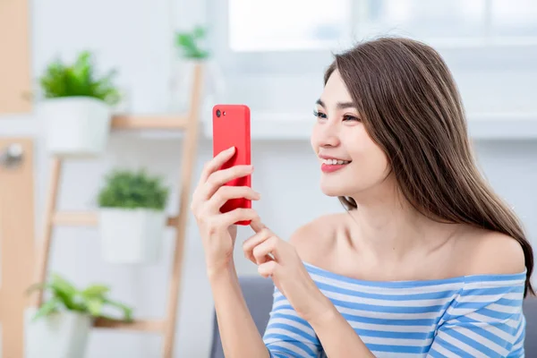 Joven Dama Selfie Por Teléfono Inteligente Con Sonrisa — Foto de Stock