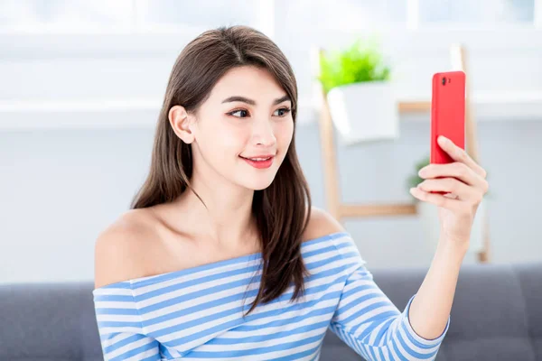 Asiatisk Jente Bruker Biometrisk Tilgang Smarttelefon – stockfoto