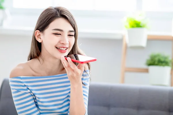 Asiático Mulher Uso Vocal Assistente Por Telefone Inteligente — Fotografia de Stock