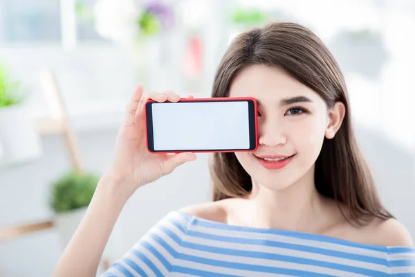Mooie Vrouw Toon Haar Gloednieuwe Smartphone Met Leeg Scherm — Stockfoto