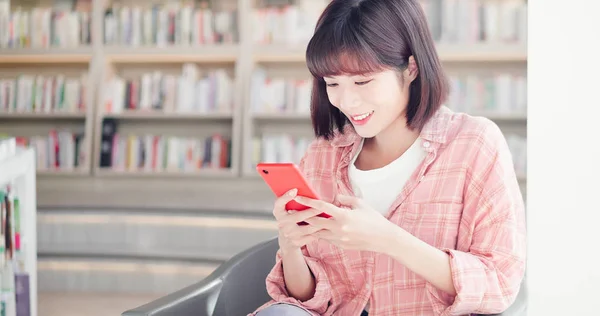 Young woman use smart phone — Stock Photo, Image