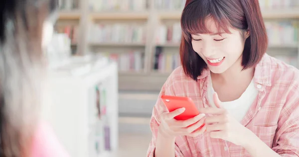 Vrouwen vrienden met behulp van telefoon gelukkig — Stockfoto