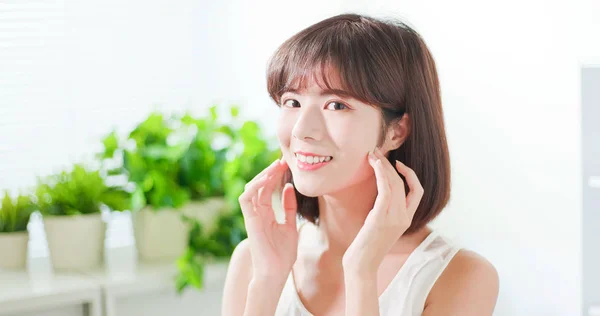 Fiatal ázsiai skin care nő — Stock Fotó