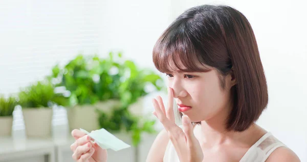 Woman use oil blotting paper — Stock Photo, Image