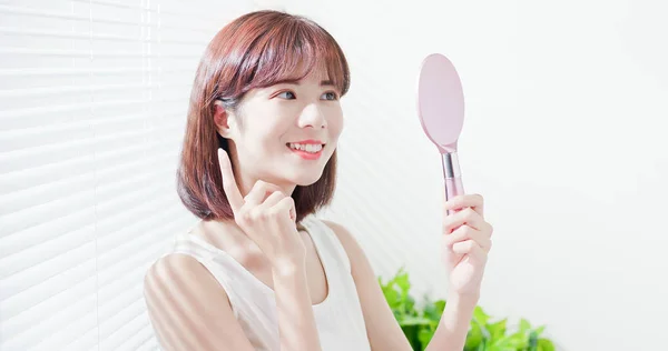 Ung asiatisk kvinna look spegel — Stockfoto
