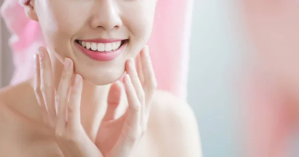 Mujer mira sus dientes — Foto de Stock