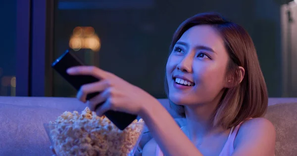 Žena sledovat film s popcorn — Stock fotografie